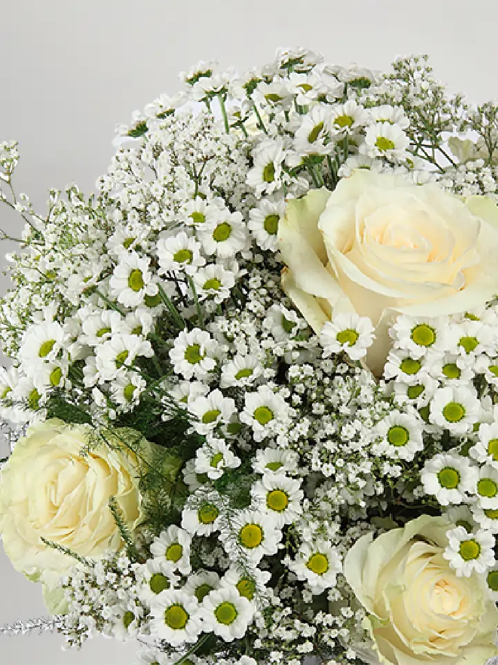 Bouquet rose bianche e camomilla dettagli